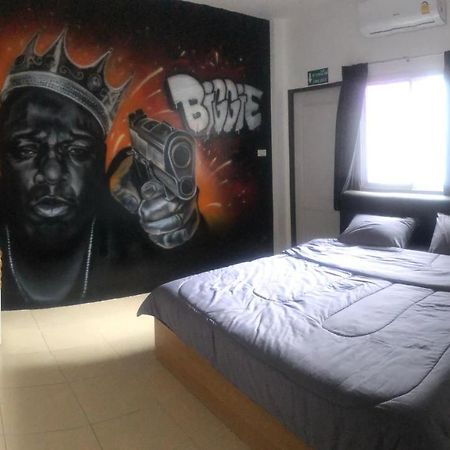 Bonkers Guesthouse Pattaya Bagian luar foto