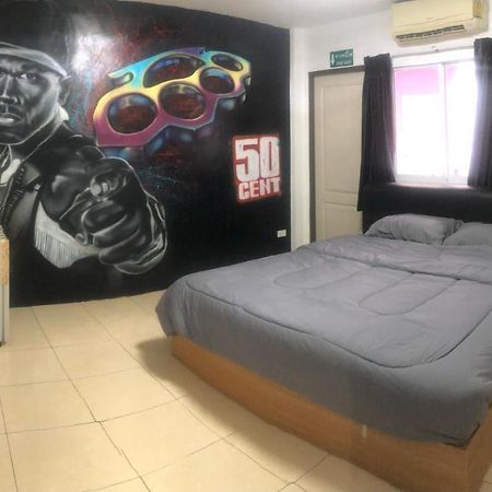 Bonkers Guesthouse Pattaya Bagian luar foto