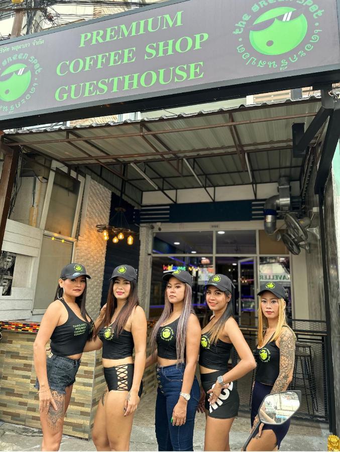 Bonkers Guesthouse Pattaya Bagian luar foto