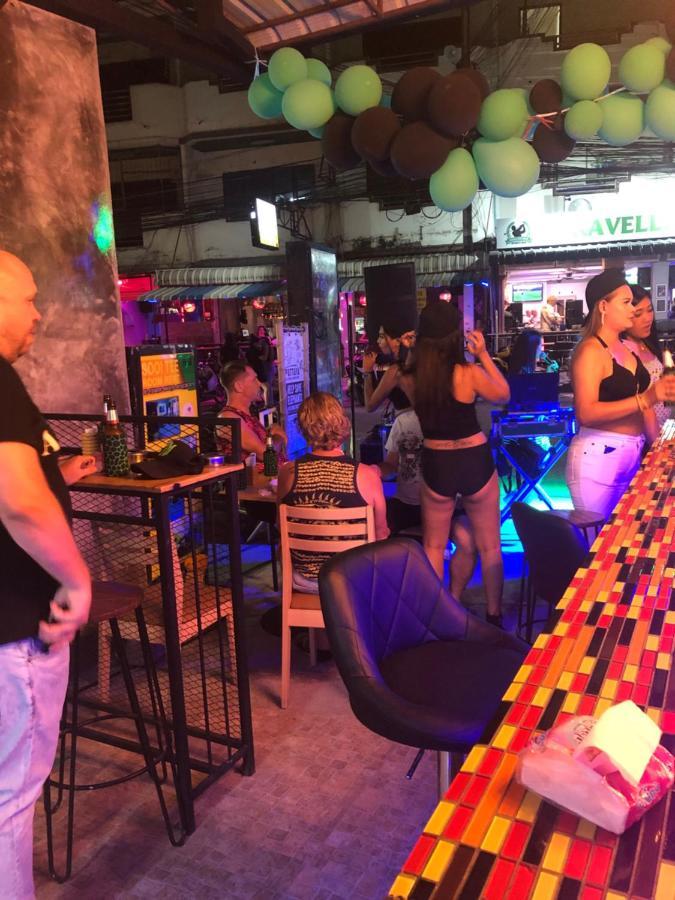 Bonkers Guesthouse Pattaya Bagian luar foto