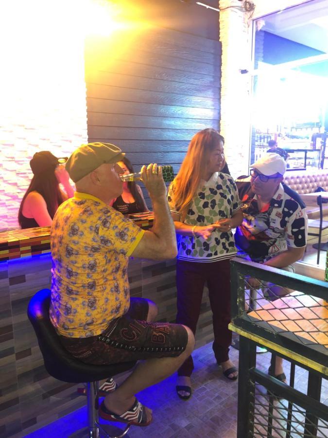Bonkers Guesthouse Pattaya Bagian luar foto