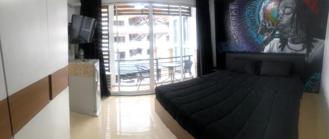 Bonkers Guesthouse Pattaya Bagian luar foto