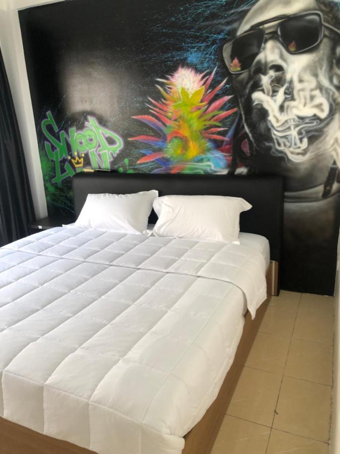 Bonkers Guesthouse Pattaya Bagian luar foto